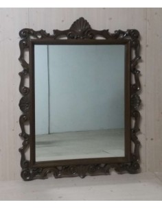Specchio classico con cornice in legno intagliata