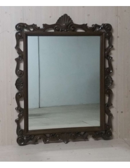 Specchio classico con cornice in legno intagliata