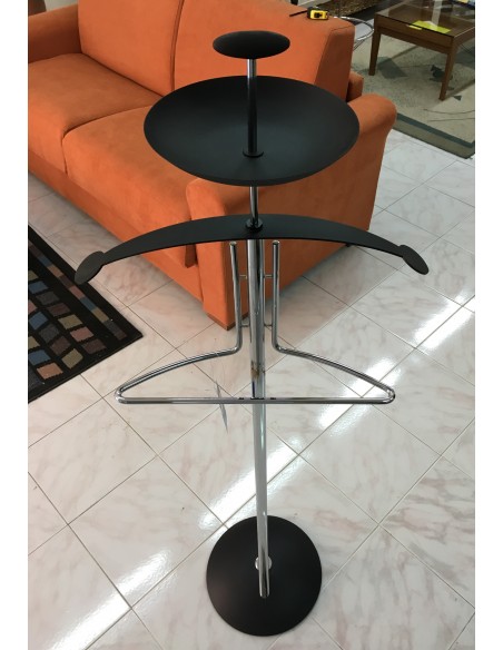 Portabiti indossatore con comoda vascheta svuotatasche ditta Ciacci in metallo cromato con particolari neri