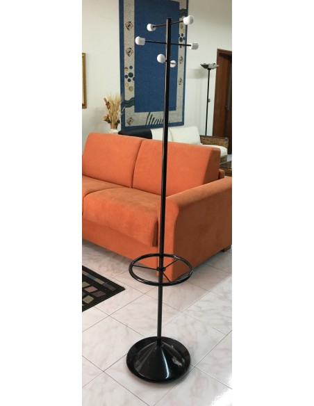 Portabiti con portaombrelli in metallo nero lucido con pomoli bianchi e basamento in marmo