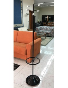 Portabiti con portaombrelli in metallo nero lucido con pomoli bianchi e basamento in marmo