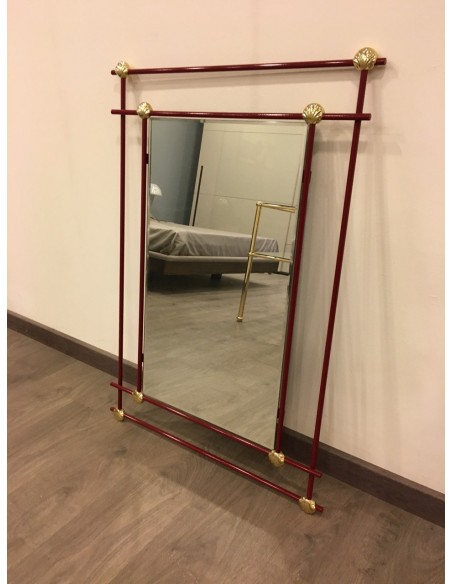 Specchio moderno ditta Cantori in metallo colore rosso