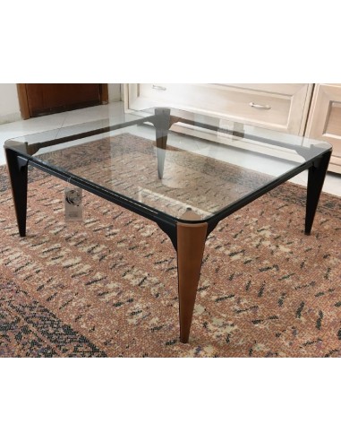 Tavolino da salotto moderno quadrato con piedi in legno noce con particolari in metallo laccato nero opaco e piano in vetro Tavolino da salotto moderno quadrato con piedi in legno noce con particolari in metallo laccato nero opaco e piano in vetro